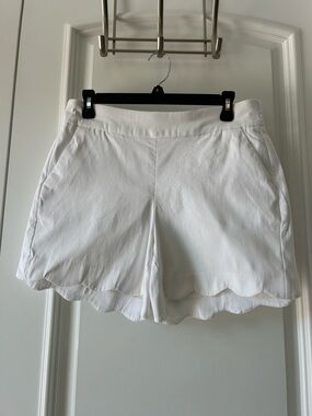 crown & ivy White Scallop-Hem Bermuda Shorts